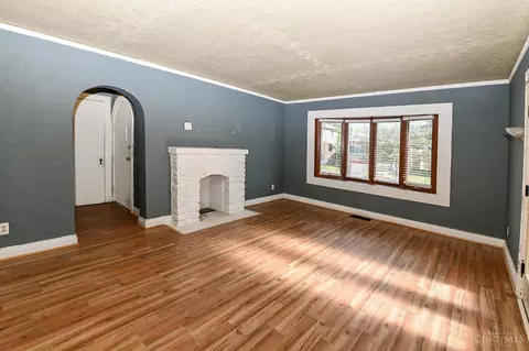 Living - 1818 Dalewood Pl, Cincinnati, OH 45237 photo 2 of 4