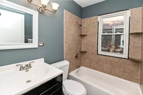 Bath - 1818 Dalewood Pl, Cincinnati, OH 45237 photo 1 of 2