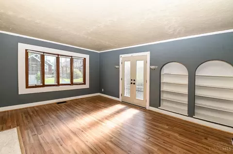 Living - 1818 Dalewood Pl, Cincinnati, OH 45237 photo 3 of 4