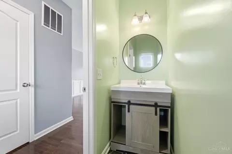 Entry Way - 5752 Rhode Island Ave, Cincinnati, OH 45237 photo 5 of 10