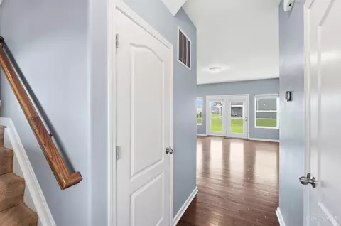 Entry Way - 5752 Rhode Island Ave, Cincinnati, OH 45237 photo 2 of 10