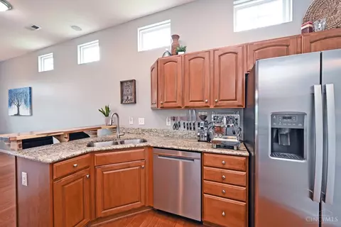 Kitchen - 7302 Bridge Point Dr, Cincinnati, OH 45248 photo 3 of 4