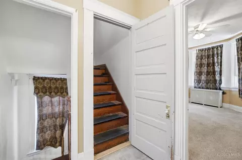 Entry Way - 1540 Pullan Ave, Cincinnati, OH 45223 photo 5 of 6