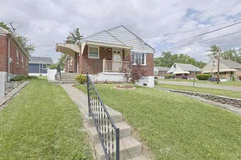 4000 Homelawn Ave, Cheviot, OH 45211