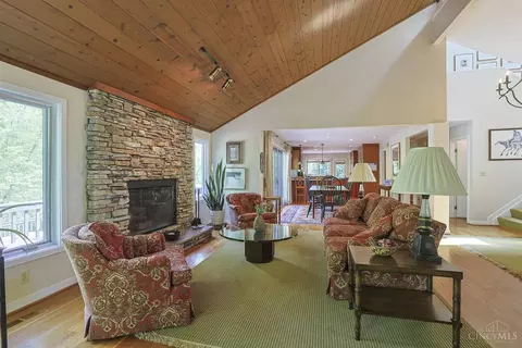 Living - 26 Trailbridge Dr, Blue Ash, OH 45241 photo 3 of 6