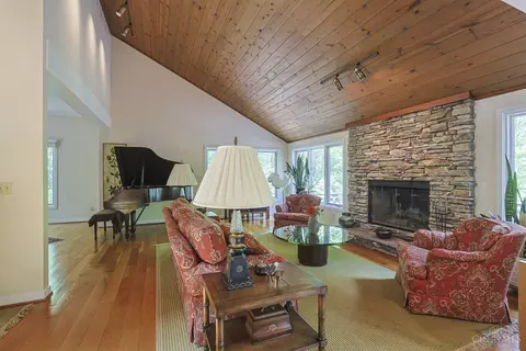 Living - 26 Trailbridge Dr, Blue Ash, OH 45241 photo 2 of 6