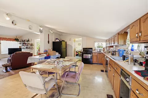 Kitchen - 911 Lakeside Dr, Cincinnati, OH 45231 photo 3 of 4