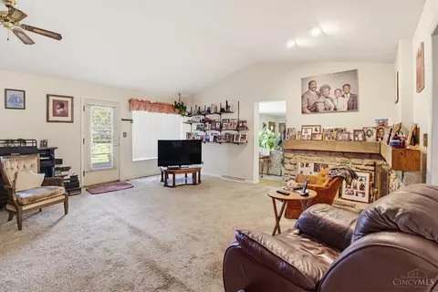 Living - 911 Lakeside Dr, Cincinnati, OH 45231 photo 6 of 7
