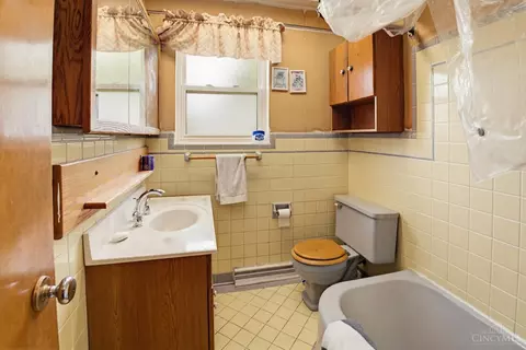 Bath - 911 Lakeside Dr, Cincinnati, OH 45231 photo 3 of 3