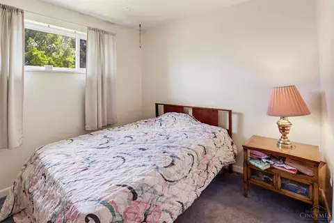 Bedroom - 911 Lakeside Dr, Cincinnati, OH 45231 photo 4 of 7