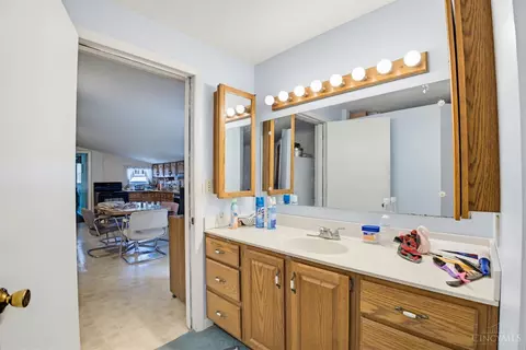 Bath - 911 Lakeside Dr, Cincinnati, OH 45231 photo 1 of 3