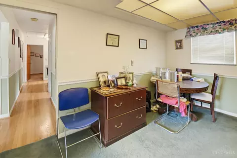 Entry Way - 911 Lakeside Dr, Cincinnati, OH 45231 photo 2 of 3