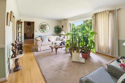 Living - 911 Lakeside Dr, Cincinnati, OH 45231 photo 2 of 7