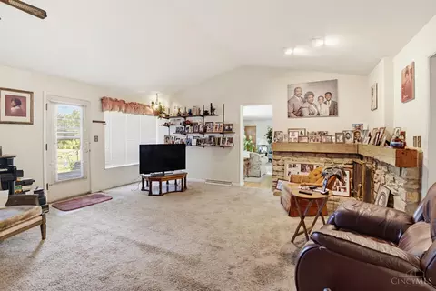 Living - 911 Lakeside Dr, Cincinnati, OH 45231 photo 4 of 7