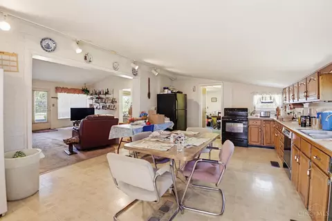 Kitchen - 911 Lakeside Dr, Cincinnati, OH 45231 photo 4 of 4
