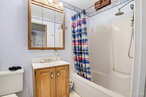 Bath - 911 Lakeside Dr, Cincinnati, OH 45231 photo 2 of 3