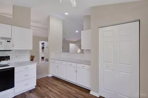 Entry Way - 170 Palisades Pointe, Cincinnati, OH 45238 photo 2 of 4