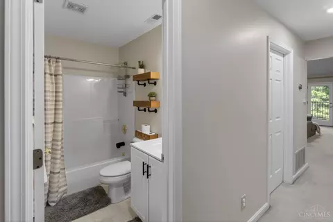 Entry Way - 170 Palisades Pointe, Cincinnati, OH 45238 photo 4 of 4