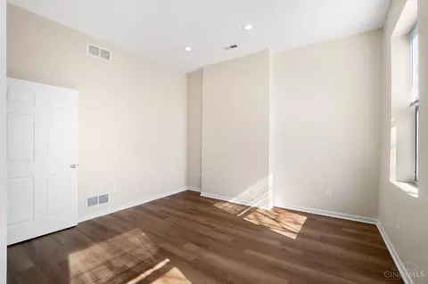 Bedroom - 422 Clark St, Cincinnati, OH 45203 photo 3 of 3