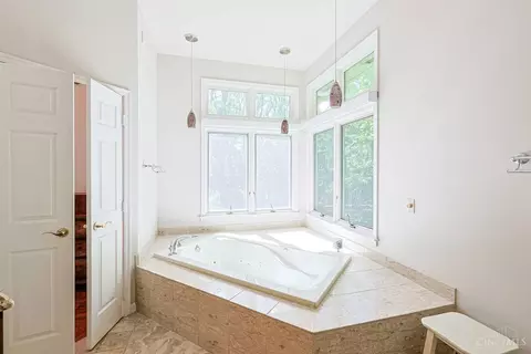 Bath - 10375 Carriage Trl, Cincinnati, OH 45242 photo 5 of 10