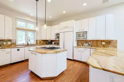 Kitchen - 10375 Carriage Trl, Cincinnati, OH 45242 photo 2 of 6