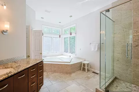 Bath - 10375 Carriage Trl, Cincinnati, OH 45242 photo 2 of 10