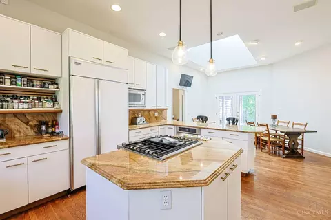 Kitchen - 10375 Carriage Trl, Cincinnati, OH 45242 photo 5 of 6