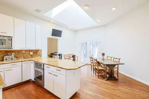 Kitchen - 10375 Carriage Trl, Cincinnati, OH 45242 photo 6 of 6