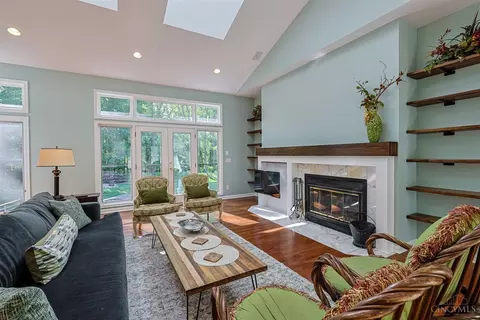 Living - 10375 Carriage Trl, Cincinnati, OH 45242 photo 2 of 8