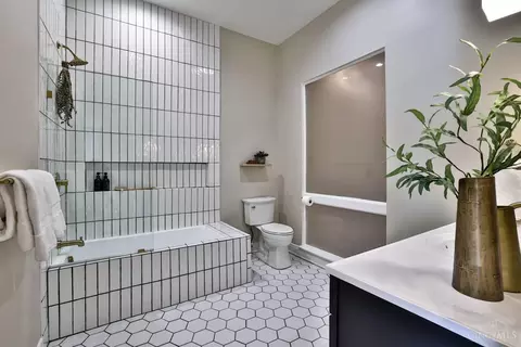 Bath - 112 Thirteenth St, Cincinnati, OH 45202 photo 1 of 4