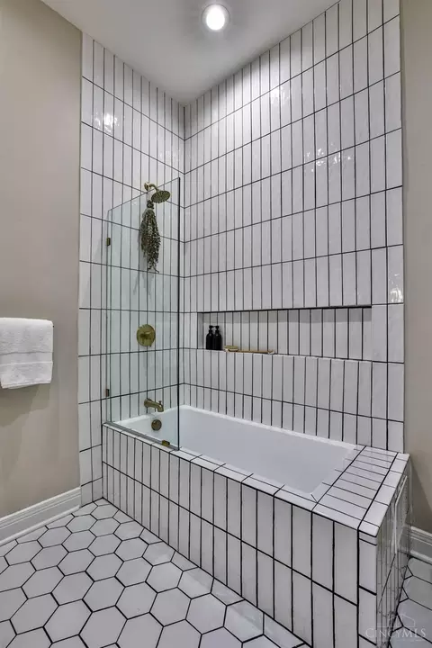 Bath - 112 Thirteenth St, Cincinnati, OH 45202 photo 2 of 4