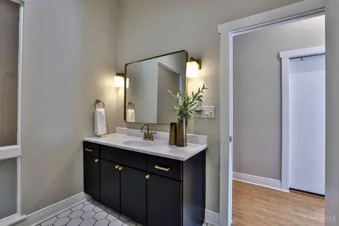 Bath - 112 Thirteenth St, Cincinnati, OH 45202 photo 3 of 4