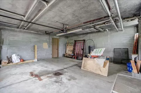 Exterior - 1021 Overlook Ave, Cincinnati, OH 45238 photo 6 of 11