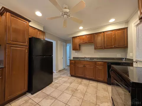 Kitchen - 8829 Mockingbird Ln, Cincinnati, OH 45231 photo 3 of 4