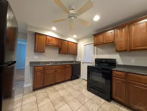 Kitchen - 8829 Mockingbird Ln, Cincinnati, OH 45231 photo 2 of 4