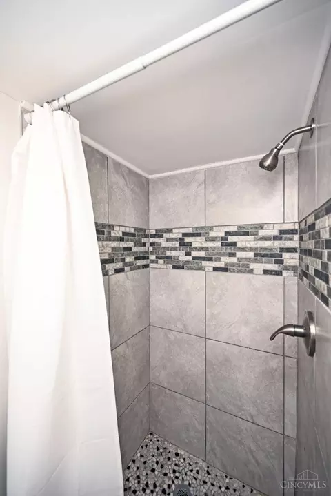 Bath - 10178 Zig Zag Rd, Blue Ash, OH 45242 photo 8 of 8