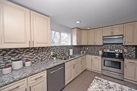 Kitchen - 10178 Zig Zag Rd, Blue Ash, OH 45242 photo 4 of 7