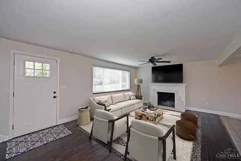 Living - 10178 Zig Zag Rd, Blue Ash, OH 45242 photo 2 of 7