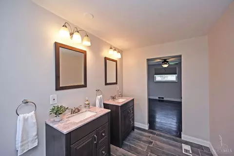Bath - 10178 Zig Zag Rd, Blue Ash, OH 45242 photo 4 of 8