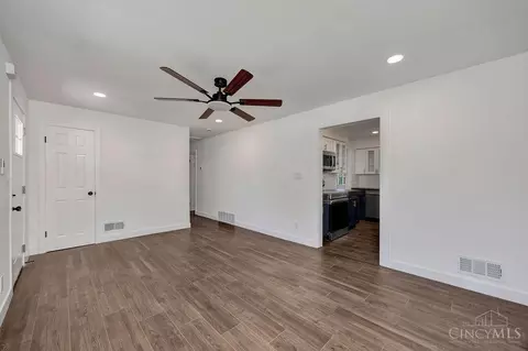 Living - 9 Cherokee Dr, Hamilton, OH 45013 photo 2 of 5