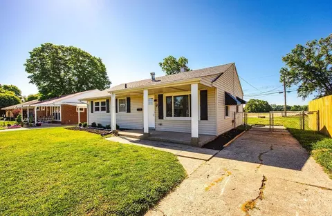 Exterior - 9 Cherokee Dr, Hamilton, OH 45013 photo 4 of 6