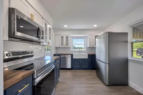 Kitchen - 9 Cherokee Dr, Hamilton, OH 45013 photo 5 of 5