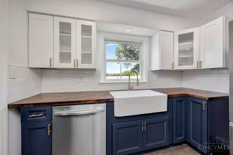 Kitchen - 9 Cherokee Dr, Hamilton, OH 45013 photo 3 of 5