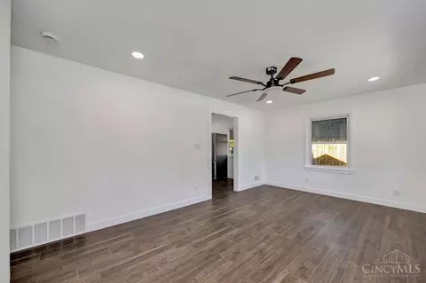 Living - 9 Cherokee Dr, Hamilton, OH 45013 photo 3 of 5