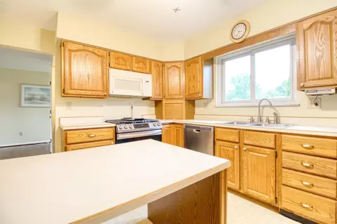 Kitchen - 1667 Clemson Cir, Cincinnati, OH 45255 photo 2 of 5