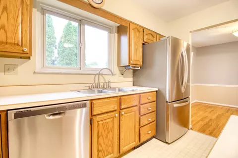Kitchen - 1667 Clemson Cir, Cincinnati, OH 45255 photo 4 of 5