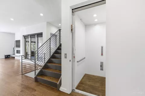 Entry Way - 404 Baum St, Cincinnati, OH 45202 photo 2 of 4