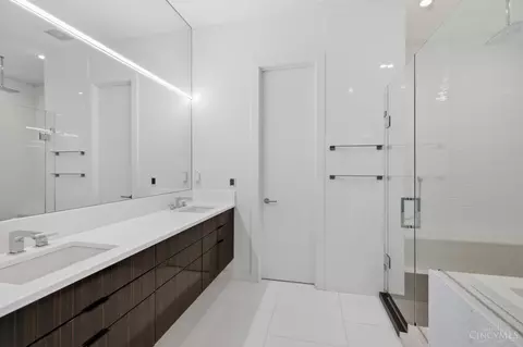 Bath - 404 Baum St, Cincinnati, OH 45202 photo 1 of 3