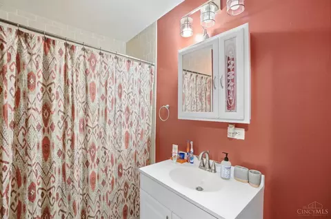 Bath - 9671 Wildbrook Ln, Cincinnati, OH 45231 photo 3 of 4