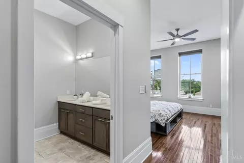 Entry Way - 1008 Elm St, Cincinnati, OH 45202 photo 6 of 8